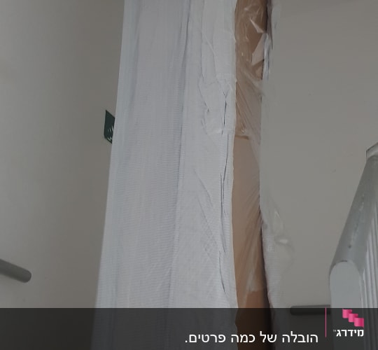 מזרן עטוף בניילון מונח במדרגות
